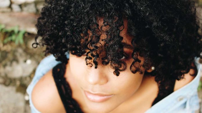 Frizzy-Hair-Tips-to-Tame-&-Care-for-It-with-Ease-on-readcrazy