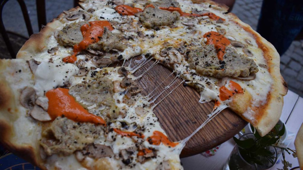 Let’s-Know-About-Weird-Pizza-Toppings-In-The-U.S.-on-readcrazy